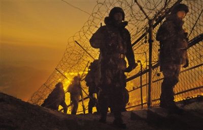 2012年12月26日，新年將至，韓國陸軍28師官兵在軍事分界線附近巡邏。