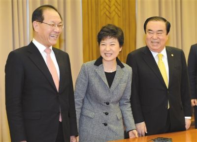 協(xié)商 2月7日，樸槿惠（中）在國(guó)會(huì)同新國(guó)家黨黨首黃祐呂（左）、民主統(tǒng)合黨非常對(duì)策委員會(huì)委員長(zhǎng)文喜相舉行會(huì)談。