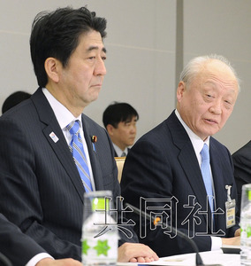 圖為會議秘書長柳井俊二在發(fā)言。左為日本首相安倍晉三。（共同社）