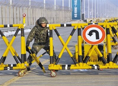 2月13日，朝韓邊境，韓國方面在通往朝鮮金剛山工業(yè)園區(qū)的韓國道路上設(shè)置路障。