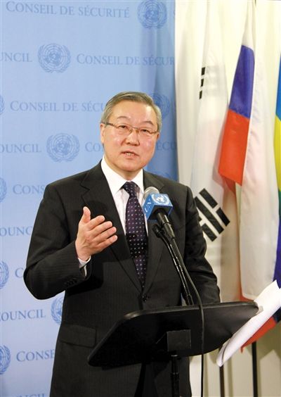 2月12日，安理會(huì)輪值主席國、韓國外交通商部長官金星煥宣讀聲明。新華社發(fā)