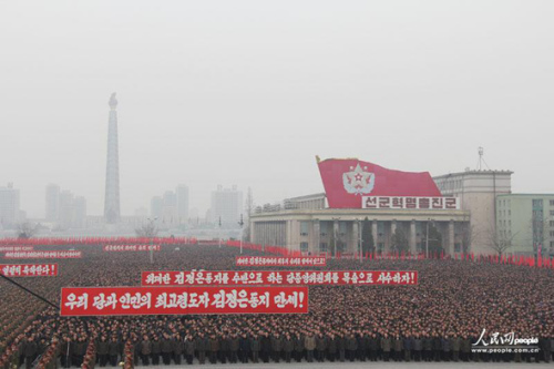 2013年2月14日，朝鮮在首都平壤的金日成廣場(chǎng)舉行了超過10萬人參加的平壤市軍民聯(lián)歡大會(huì)，慶祝第三次地下核試驗(yàn)成功。攝影：人民網(wǎng)記者 王莉