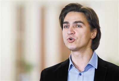 被潑硫酸的菲林現(xiàn)年42歲，是俄羅斯知名芭蕾舞演員。