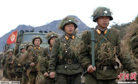 當?shù)貢r間3月11日，朝鮮《勞動新聞》刊登大量朝鮮士兵緊張訓練的圖片，反制韓美兩國于當天啟動的代號為“關鍵決斷”的聯(lián)合軍演，振奮朝鮮國內士氣。
