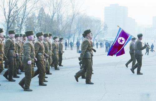 16日，一隊(duì)朝鮮士兵走過平壤街頭。