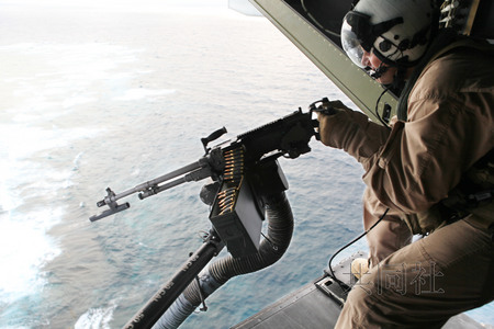 4月4日，駐日美軍公開了3月27日“魚鷹”運輸機空中射擊訓練的照片。