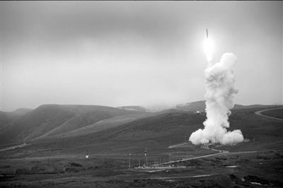 范登堡空軍基地，一枚攔截導彈發(fā)射升空。