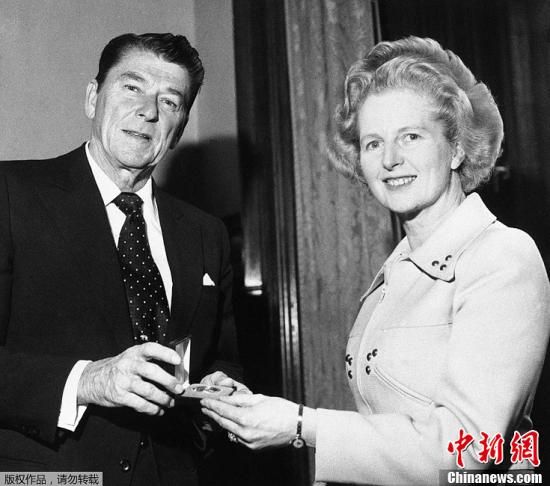 　英國“鐵娘子”、前首相撒切爾夫人8日去世，享年87歲。撒切爾夫人1979年至1990年任首相，是英國唯一一位女首相，也是英國20世紀(jì)連續(xù)執(zhí)政時(shí)間最長的首相。圖為1975年4月9日，羅納德·里根贈(zèng)送撒切爾夫人（右）一枚銀制紀(jì)念章。