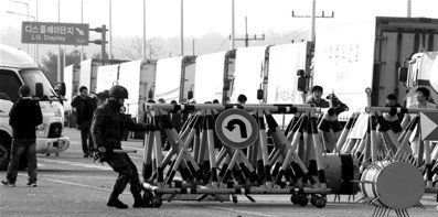 8日，朝鮮禁止韓方人員進(jìn)入開(kāi)城工業(yè)園區(qū)。當(dāng)日朝鮮宣布將從開(kāi)城工業(yè)園區(qū)撤出全部朝鮮工人，暫時(shí)中斷園區(qū)運(yùn)轉(zhuǎn)。