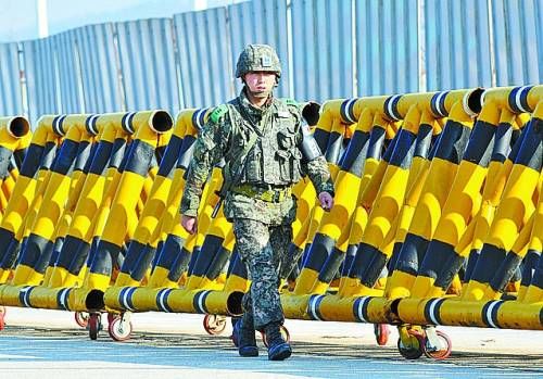 靠近南北軍事分界線的邊境城市坡州距首爾約40公里，韓國士兵在海關檢查站附近的統(tǒng)一大橋上設置了路障并嚴加檢查。新華社/法新 