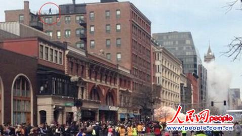 目擊者丹·蘭帕里奧拍攝的照片中，案發(fā)現(xiàn)場建筑屋頂?shù)目梢扇宋锍蔀門witter熱議話題。 圖片來自網(wǎng)絡(luò)