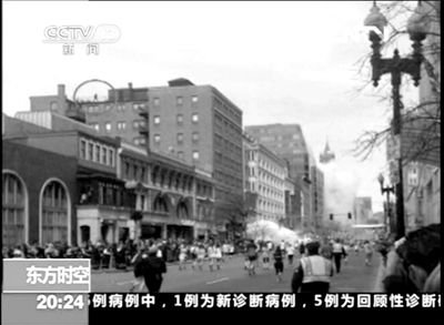 一名馬拉松參賽者15日拍攝的一段視頻中，一個屋頂神秘人引發(fā)各方猜想。央視截屏