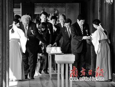 23日，議員參拜完后離開。新華社發(fā)
