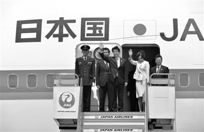 4月28日，日本首相安倍晉三攜夫人一同前往俄羅斯，交流領(lǐng)土和經(jīng)濟(jì)合作問(wèn)題。這是日本首相十年來(lái)首次正式訪問(wèn)俄羅斯。