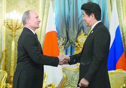 俄羅斯總統(tǒng)普京（左）4月29日在莫斯科與來訪的日本首相安倍晉三會談。 新華社/法新