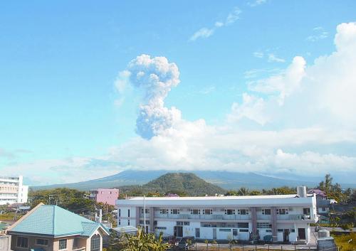 5月7日，菲律賓呂宋島東南部的馬榮火山發(fā)生噴發(fā)。據(jù)報道已造成5人死亡。