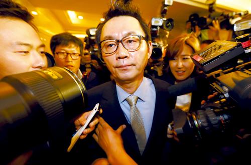 尹昶重11日在“喊冤”記者會上遭媒體圍堵。
