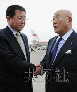 5月14日，日本內(nèi)閣官房參事飯島勛（右）抵達(dá)平壤，在機(jī)場(chǎng)與前來(lái)迎接的朝鮮外務(wù)省亞洲局副局長(zhǎng)金哲虎握手。