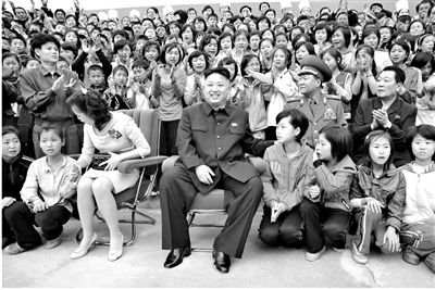5月19日，朝鮮最高領導人金正恩與夫人李雪主訪問妙香山少年團野營所，與孩子們合影。