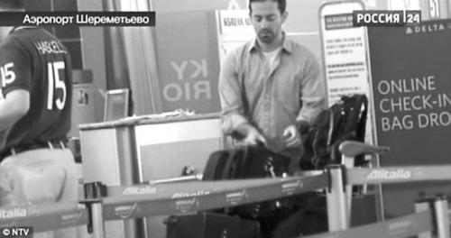 俄電視臺畫面截圖：福格爾19日推著行李箱步入機場。