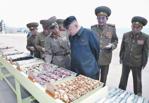朝鮮官方近日點名批評韓國總統(tǒng)樸槿惠，引發(fā)朝韓雙方激烈嘴仗，圖為金正恩視察人民軍部隊后勤基地。