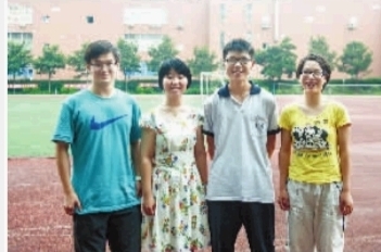 長(zhǎng)郡中學(xué)，易楷寧（左一）、唐嘉（左二）、曾宇（左三）、朱佳怡（右一）高考（理科）分?jǐn)?shù)都在690分以上。 記者 羅智文 攝