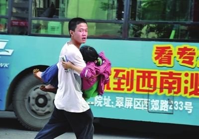 6月7日，黃子恒火速將肚子疼的小苗送上車。（資料圖片）