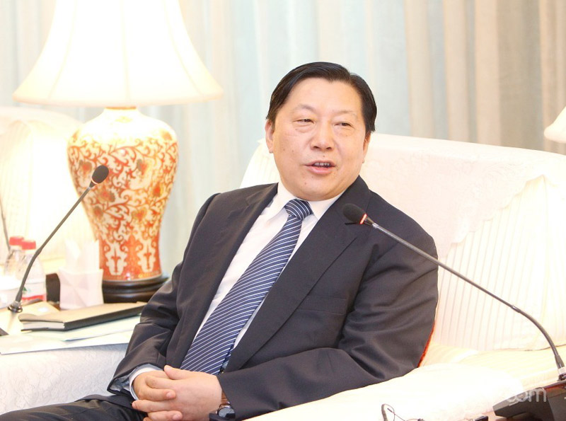 魯煒同志在座談中對(duì)網(wǎng)絡(luò)名人提出六點(diǎn)希望：網(wǎng)絡(luò)名人應(yīng)承擔(dān)更多社會(huì)責(zé)任，因?yàn)樗麄兊木W(wǎng)上一言一行影響更多的人。網(wǎng)絡(luò)名人應(yīng)自覺維護(hù)國(guó)家利益，積極發(fā)揮凝聚正能量作用，鼓舞更多網(wǎng)民為實(shí)現(xiàn)中華民族偉大復(fù)興的中國(guó)夢(mèng)做出貢獻(xiàn)。網(wǎng)絡(luò)名人應(yīng)自覺傳播社會(huì)主義先進(jìn)文化，弘揚(yáng)中華民族美德。網(wǎng)絡(luò)名人應(yīng)帶頭遵守法律和道德規(guī)范，努力成為法治和道德的倡導(dǎo)者。網(wǎng)絡(luò)名人應(yīng)積極倡導(dǎo)社會(huì)誠(chéng)信，為社會(huì)誠(chéng)信建設(shè)做出貢獻(xiàn)。網(wǎng)絡(luò)名人應(yīng)帶頭維護(hù)公民個(gè)人合法權(quán)益，自覺抵制一切有損他人名譽(yù)和利益的行為。圖為國(guó)家互聯(lián)網(wǎng)信息辦公室主任魯煒。