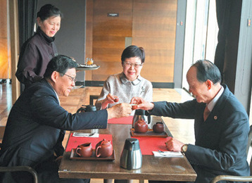 兩岸兩會領(lǐng)導人會面花絮：主隨客便互敬小功夫茶