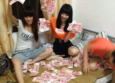 　　如今的網(wǎng)絡(luò)牛人炫富，真是各式各樣，層出不窮，先有蘭董炫富，礦女炫富，富家公子曬飛機(jī)炫富，富家女秀靚車炫富……這不，網(wǎng)絡(luò)上又現(xiàn)燒錢炫富女遭痛罵，中國(guó)富二代素質(zhì)受質(zhì)疑。...