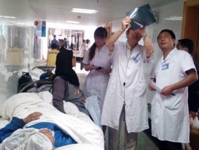 抗震模范吳殿華抵達魯?shù)闉?zāi)區(qū)一上午診治53名傷員