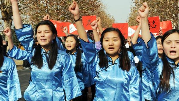安徽亳州大學(xué)生銘記歷史 紀念國家首個公祭日