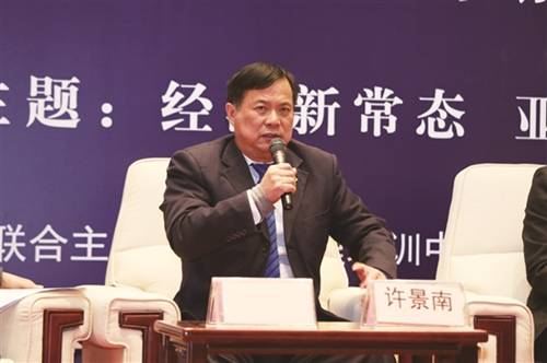 近日，“亞洲財富論壇第五屆年會”在北京國家會議中心舉行。匹克集團董事長許景南受邀出席，圍繞“經(jīng)濟新常態(tài)、亞洲新機遇”這一主題同亞洲各領(lǐng)域的優(yōu)秀領(lǐng)導者們展開深度探討，并憑借在推動匹克品牌及市場國際化方面的卓越表現(xiàn)，獲得“亞洲國際化影響力人物”殊榮。