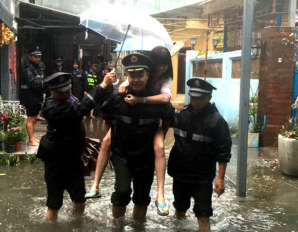 民警從積水處背出被困群眾。