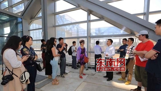 采訪團成員在位于西安金融商務(wù)區(qū)的中國銀行建設(shè)工地采訪。
