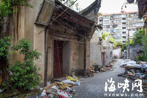 城直街33號，原本是一棟三進(jìn)古宅（市民陳先生供圖，2012年攝，獎50元），如今，門臉和一、二進(jìn)已被拆