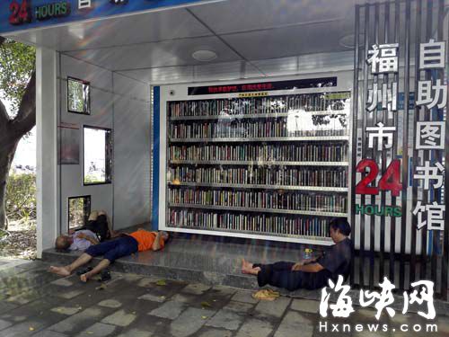 楊橋路邊的自助圖書館，工人占道休息