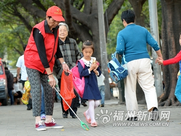 為白發(fā)志愿者點(diǎn)贊！青運(yùn)白發(fā)志愿者平均年齡55歲