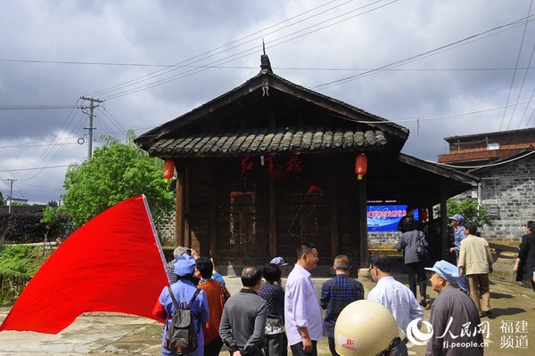 參觀長(zhǎng)汀縣鐘屋村紅軍橋,這里是當(dāng)年紅軍密切聯(lián)系群眾的歷史見證。 吳隆重 攝