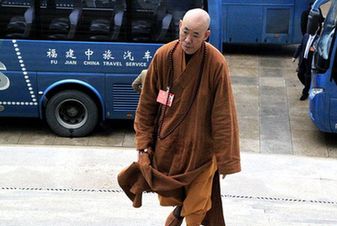 代表步履從容進(jìn)會(huì)場(chǎng)。