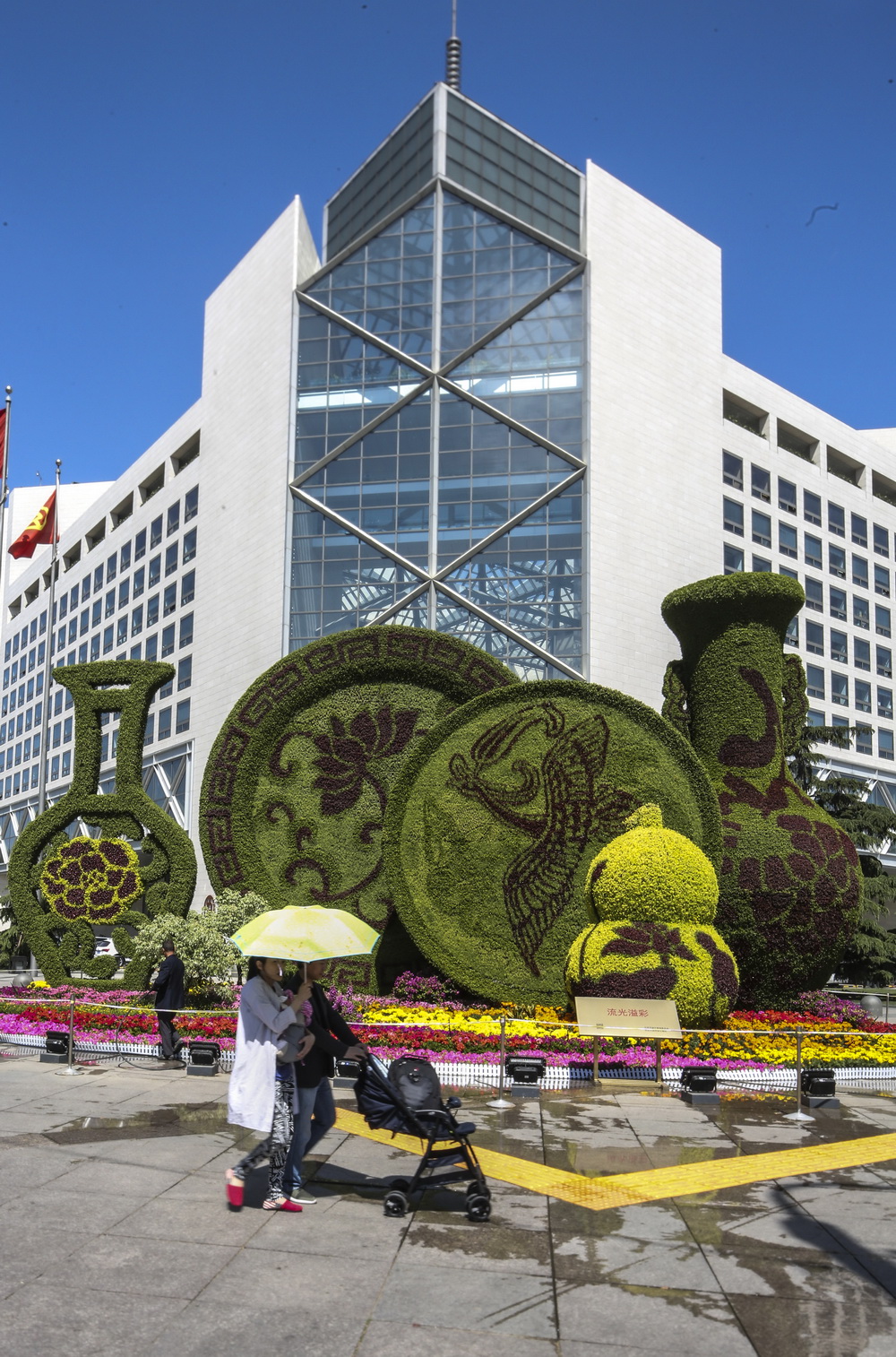 5月10日拍攝的西單路口的“流光溢彩”花壇。