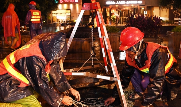 昨夜強降雨突襲福州　城區(qū)個別積水路段快速排水