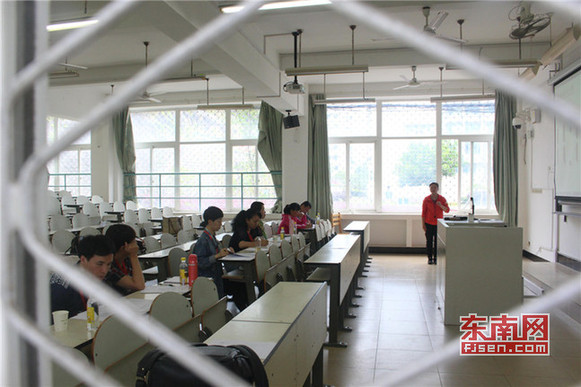 招聘考試評委由專業(yè)教授、博士、家長等7人組成.jpg