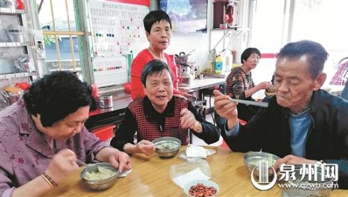 老人歡聚一堂，共享免費午餐。