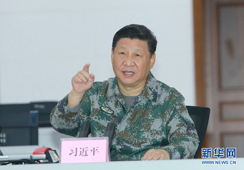 10月25日上午，中共中央總書記、國(guó)家主席、中央軍委主席習(xí)近平到南部戰(zhàn)區(qū)視察調(diào)研。這是習(xí)近平視察指揮大廳，實(shí)地了解戰(zhàn)區(qū)聯(lián)合作戰(zhàn)指揮體系構(gòu)建運(yùn)行情況，勉勵(lì)戰(zhàn)區(qū)發(fā)揚(yáng)改革創(chuàng)新精神，持續(xù)深化實(shí)踐探索，加快把指揮能力搞過硬。 新華社記者李剛攝