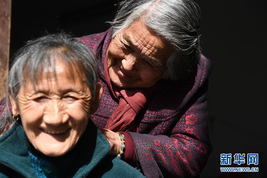 (社會(huì))(1)“86歲”和“72歲”的鄰里姐妹情