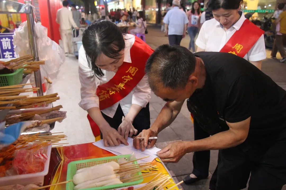 周寧聯(lián)社一對一、點對點為商戶辦理二維碼服務(wù)夜市經(jīng)濟(jì)發(fā)展.webp.jpg