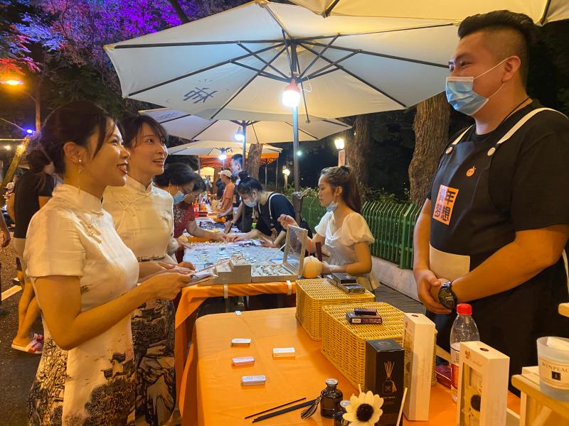 （頭條）福州農(nóng)商銀行旗袍支行員工走進(jìn)夜市了解攤主金融服務(wù)需求。.jpg