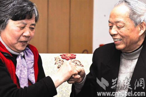 楚天金報(bào)訊 “50年了，我終于牽起了你的手?！?記者劉蔚丹攝) 遲來的愛同樣芬芳