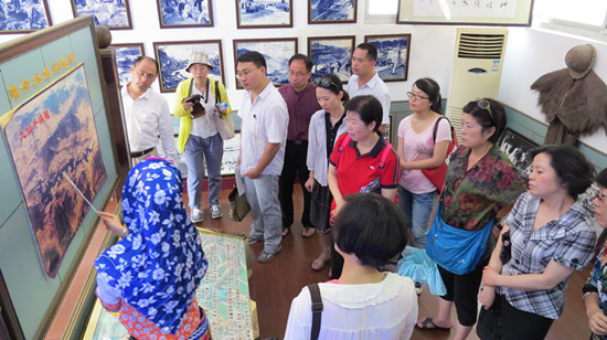 省婦聯(lián)干部瞻仰惠女水庫、參觀群眾路線檔案圖片展